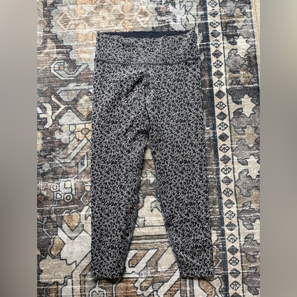 Athleta Gray Print Ribbed Leggings Stretch High Rise 7/8 ankle - Picture 1 of 3